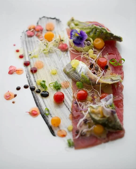 Carpaccio met eetbare bloemen, groenten en kruidenolie