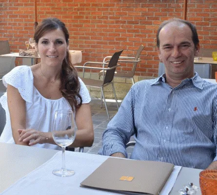 Nikos en Adina aan tafel in restaurant Dion