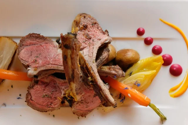 Lamskroon met jonge groenten en een fijne saus